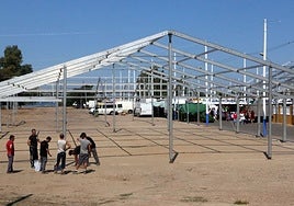 Montaje de casetas en la Feria de Mérida.