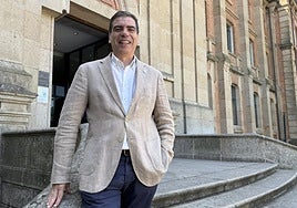 Rodrigo Martínez Quintana, en las escaleras de acceso al Centro Universitario de Plasencia.