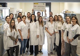 Adrián Llerena, con el cartel, junto al equipo del proyecto Medea.