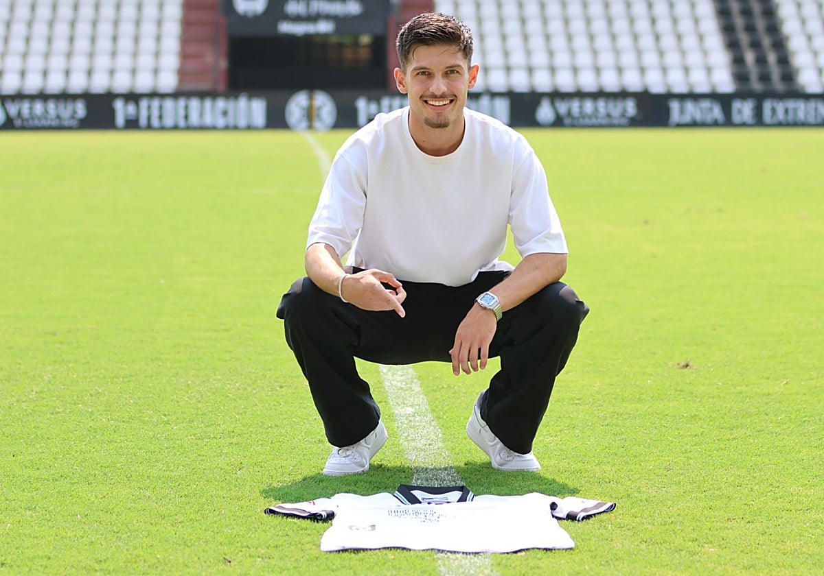 Benny Dibrani posando con la camiseta del Mérida en el Romano.