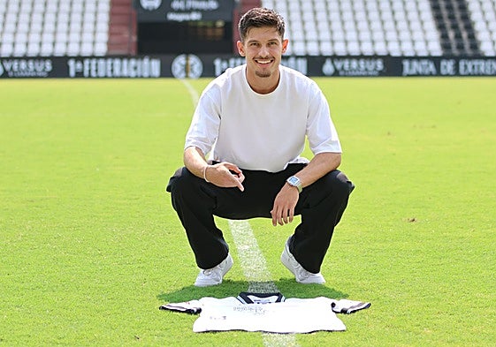 Benny Dibrani posando con la camiseta del Mérida en el Romano.
