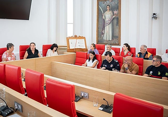 Carmen Yáñez, alcaldesa en funciones, presidiendo la Junta Local de Seguridad.