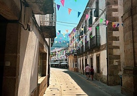 Calle de Hervás este jueves poco antes de las dos de la tarde.