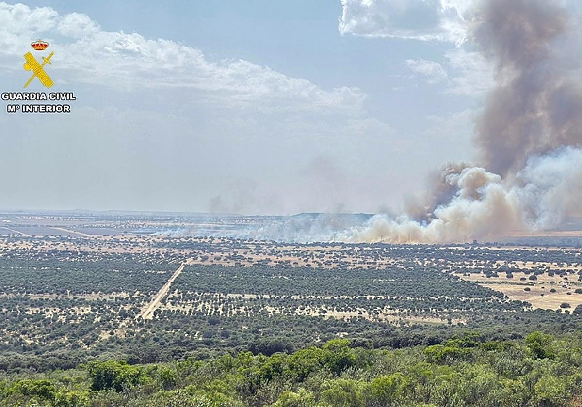 El origen del incendio en Casas de Don Pedro tuvo lugar en el interior de una planta fotovoltaica
