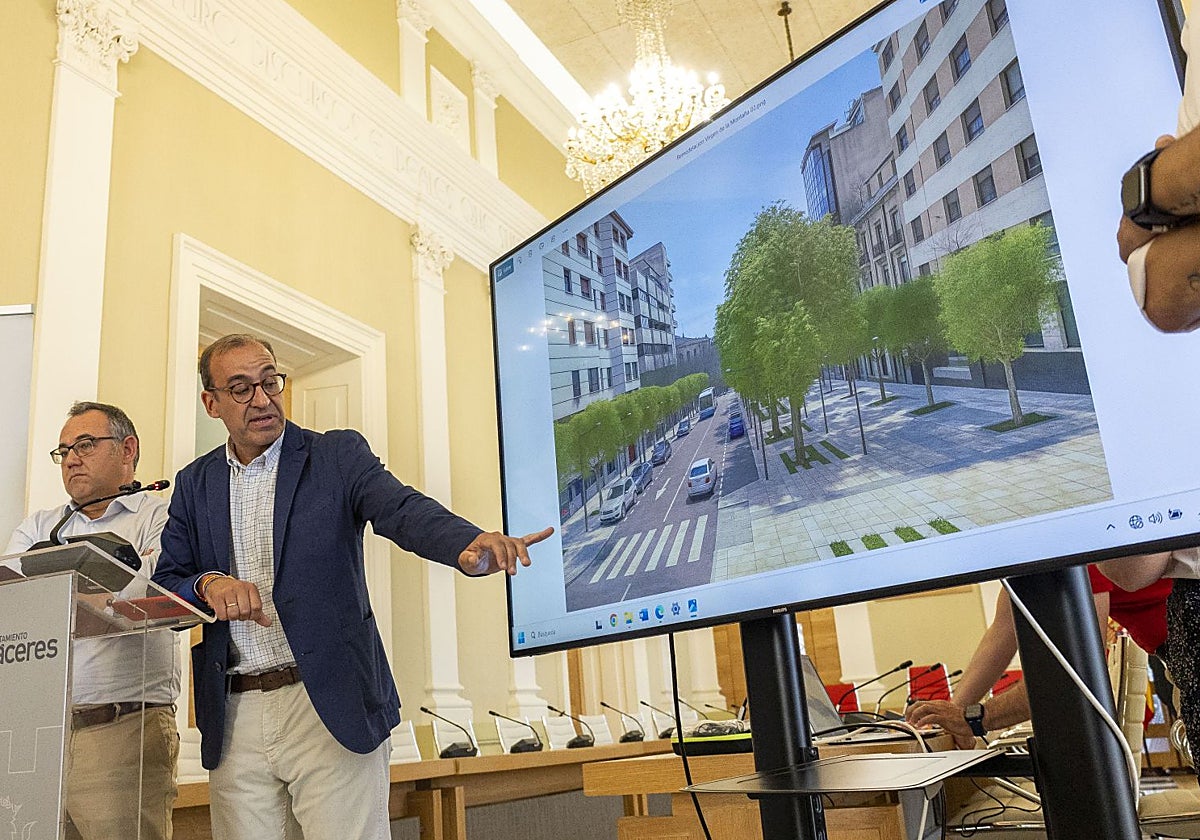 El alcalde observa la avenida Virgen de la Montaña en un monitor durante la presentación del proyecto de reforma el pasado 10 de julio.