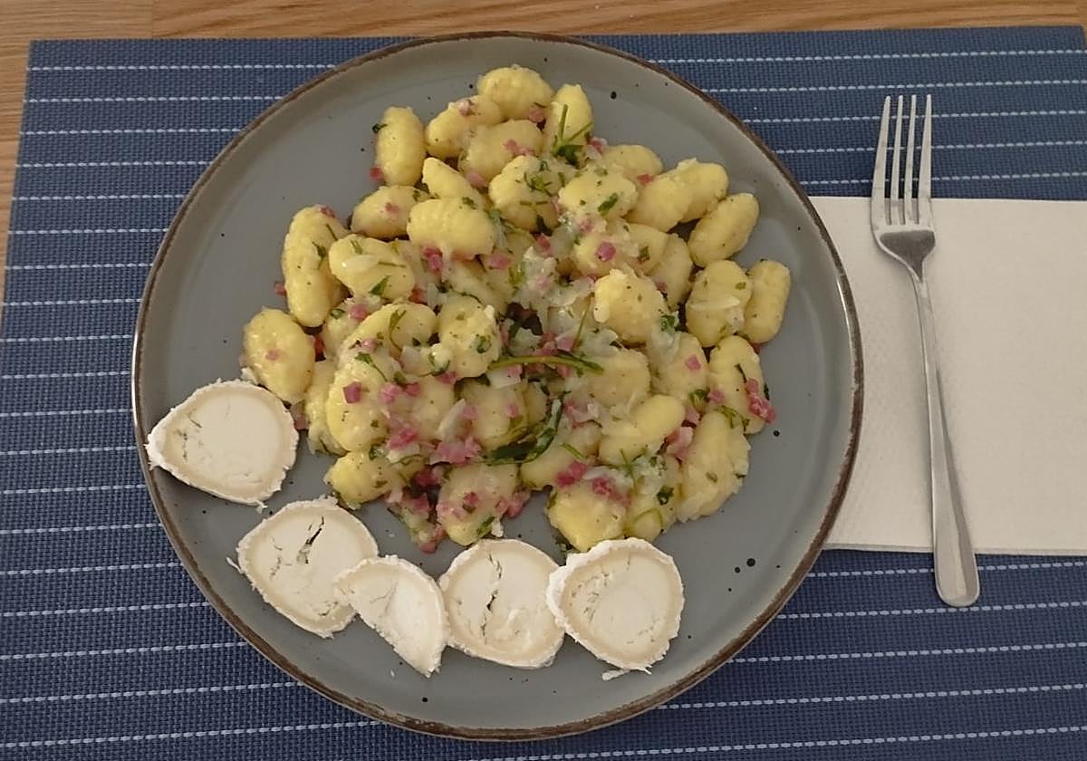 Ñoquis de patata con cebolleta, jamón y queso