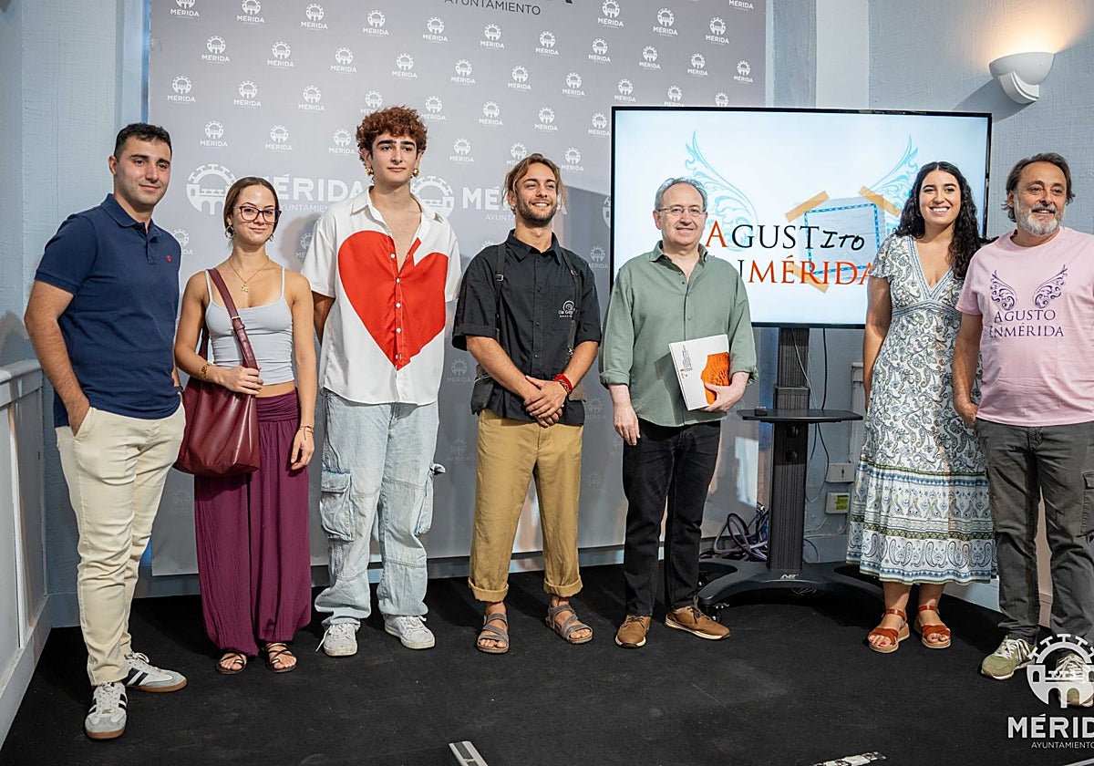 Jóvenes artistas de 'Agustito en Mérida', junto a Cimarro, Iglesias y Llanos, esta mañana.