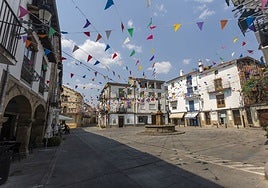 La plaza de Hervás, con los banderines aún colgados por las fiestas, sin apenas gente el pasado jueves.