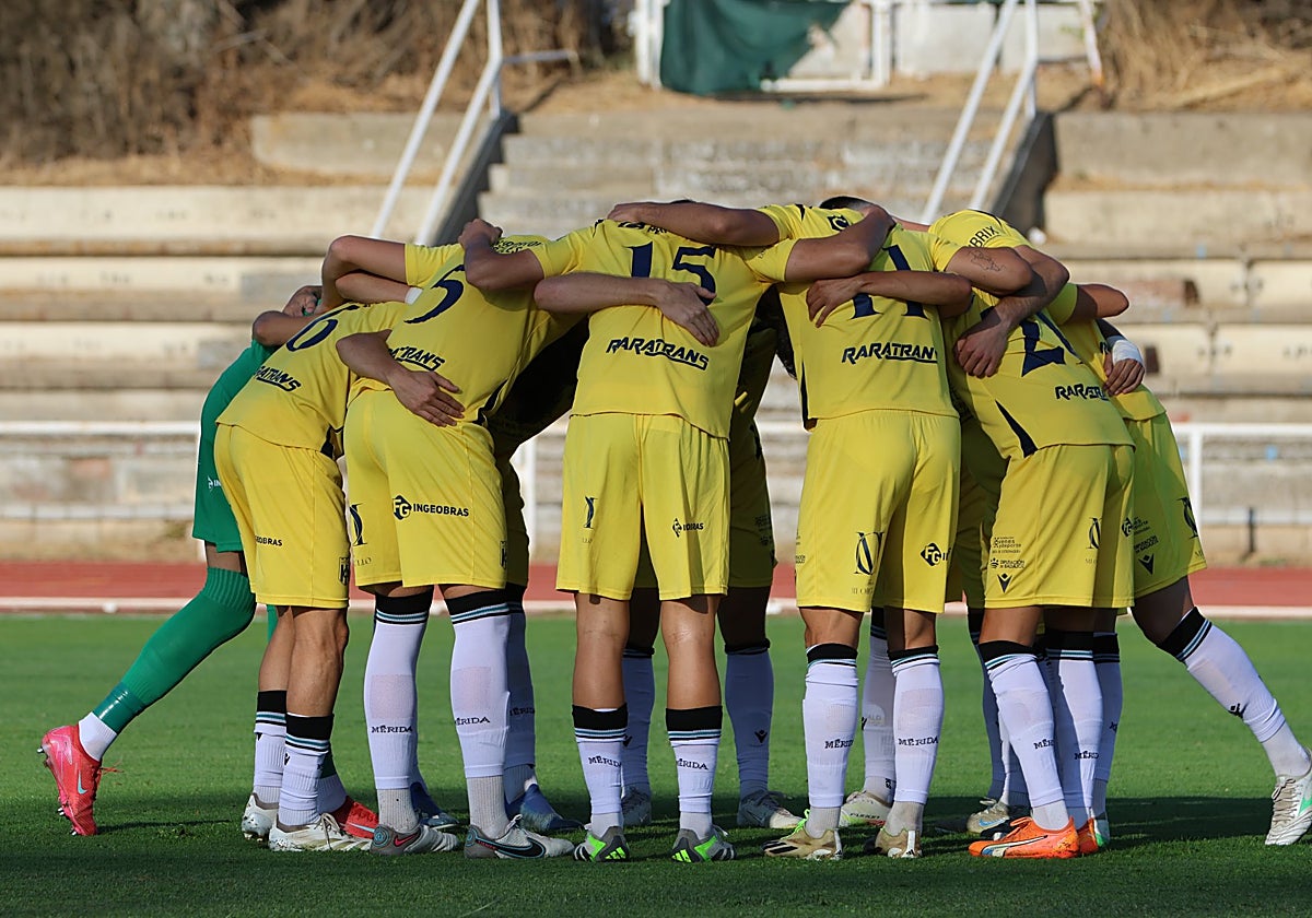 Los jugadores del Mérida se animan antes de ganar su último test de pretemporada en Salamanca.