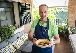 José María Gallardo junto a su estofado de gamo