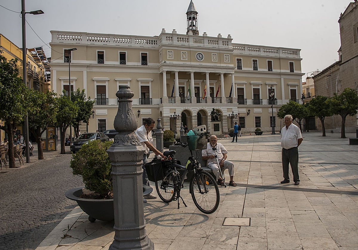 Los báculos de las farolas en la Plaza de España, sin la parte superior.