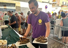Sirviendo las raciones de tencas que se cocinaron por la mañana y no pararon de despacharse en Garrovillas de Alconétar.