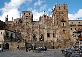 Trasladan a Badajoz con una lesión vascular grave al hombre corneado en Guadalupe