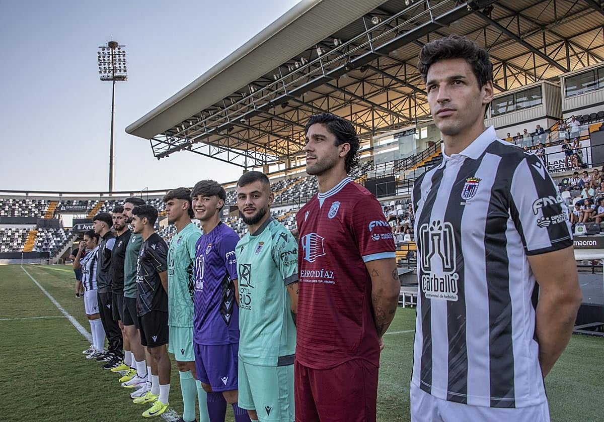 El Badajoz presenta su nueva piel para esta temporada