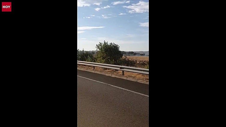 Arde un coche en la EX-A1 y provoca el corte de la autovía cerca de Malpartida de Plasencia