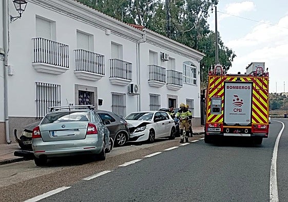 El impacto provocó daños en los vehículos estacionados.