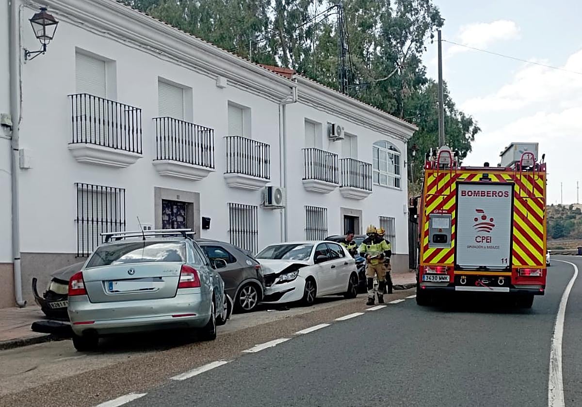 El impacto provocó daños en los vehículos estacionados.