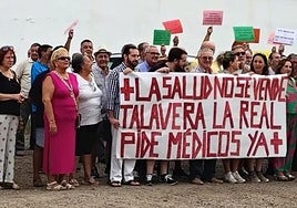 Concentración de usuarios del centro de salud de Talavera la Real el pasado lunes.