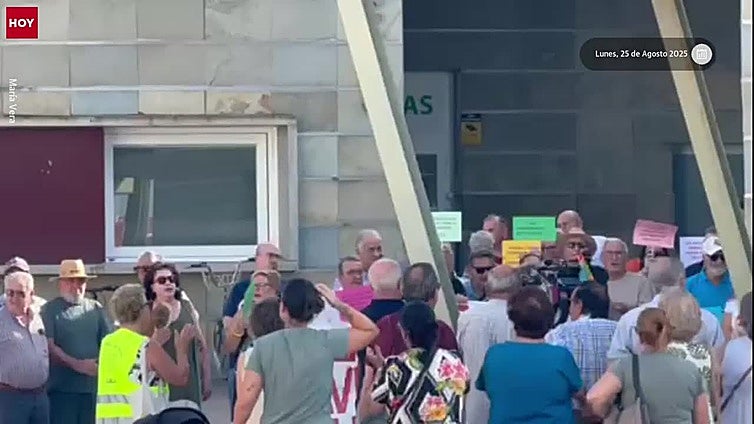 Los vecinos de Talavera la Real se concentran para pedir al SES mejoras en el centro de salud