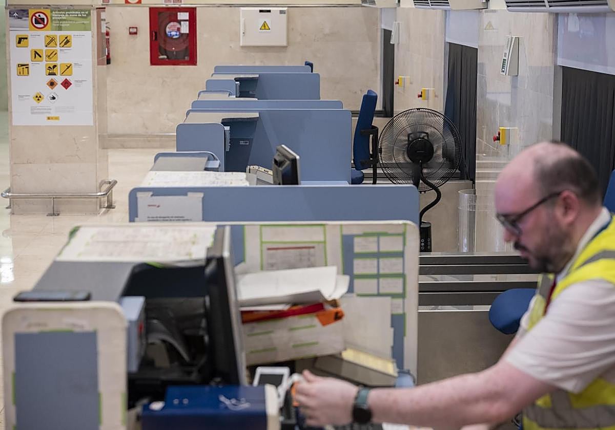 Un ventilador en el aeropuerto hace dos semanas en plena ola de calor.