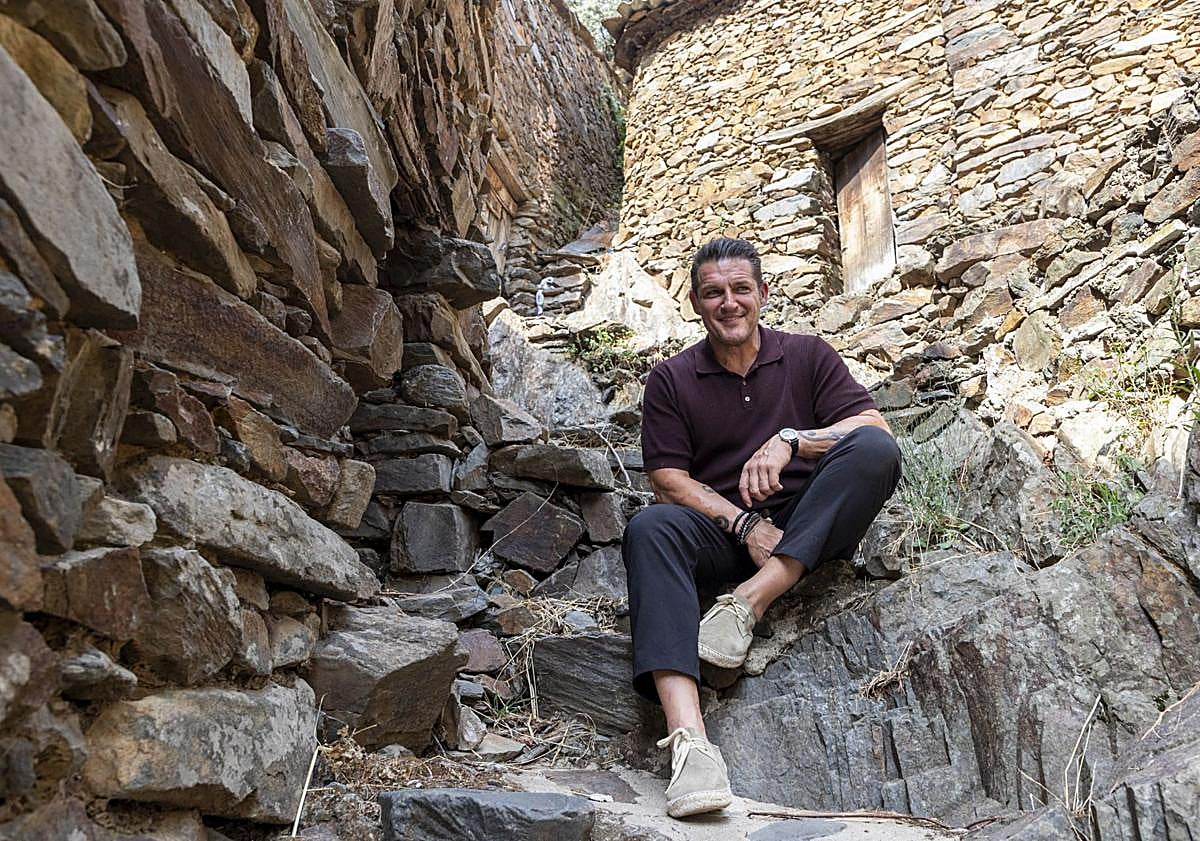 Imagen principal - Manu Tenorio inaugura &#039;Las Hurdes Verdes&#039; para mostrar que la comarca sigue siendo un paraíso tras el incendio