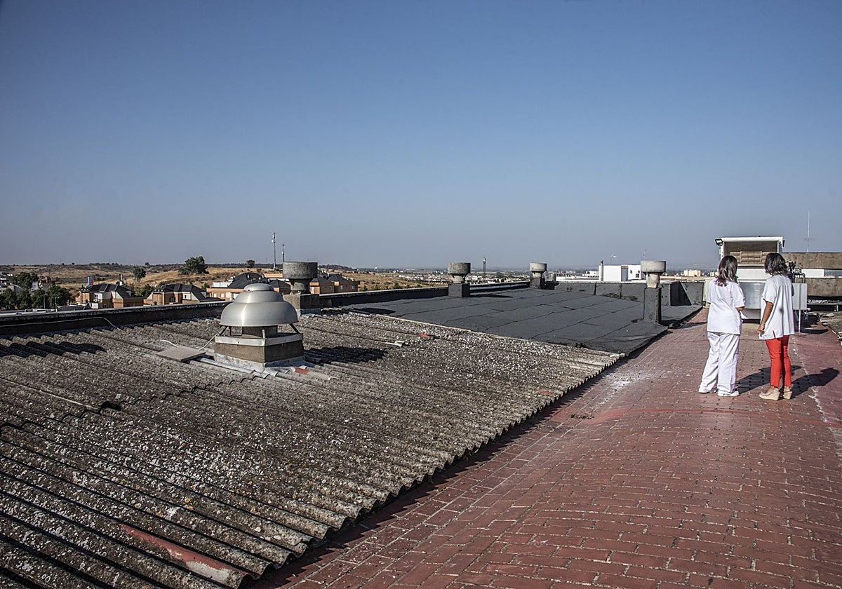 Las cubiertas del Materno Infantil, que se van a cambiar a partir de este martes.