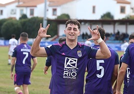 Ginés celebrando un gol con el Badajoz.