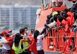 Llegada al puerto canario de Arguineguin de niños y adultos migrantes rescatados en el mar.