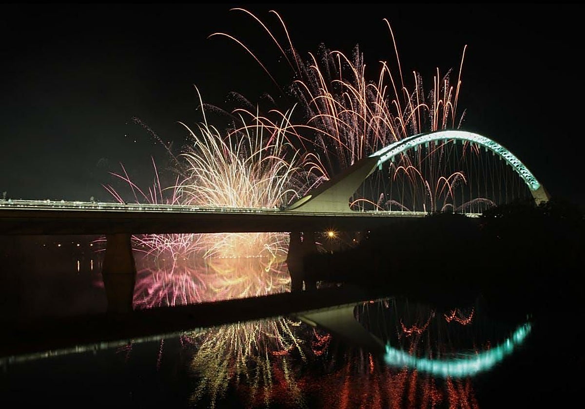 Fuegos artificiales sobre el puente Lusitania en un final de Feria.