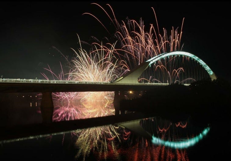 Pirotecnia Zaragozana, la encargada de los fuegos artificiales en el final de la Feria de Mérida