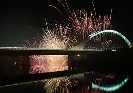 Fuegos artificiales sobre el puente Lusitania en un final de Feria.