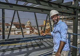 Ortega, en la parte superior de lo que será el Centro Internacional de Flamenco, con vistas al Casco Antiguo de Badajoz.