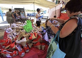 Una mujer en un puesto del mercadillo emeritense.