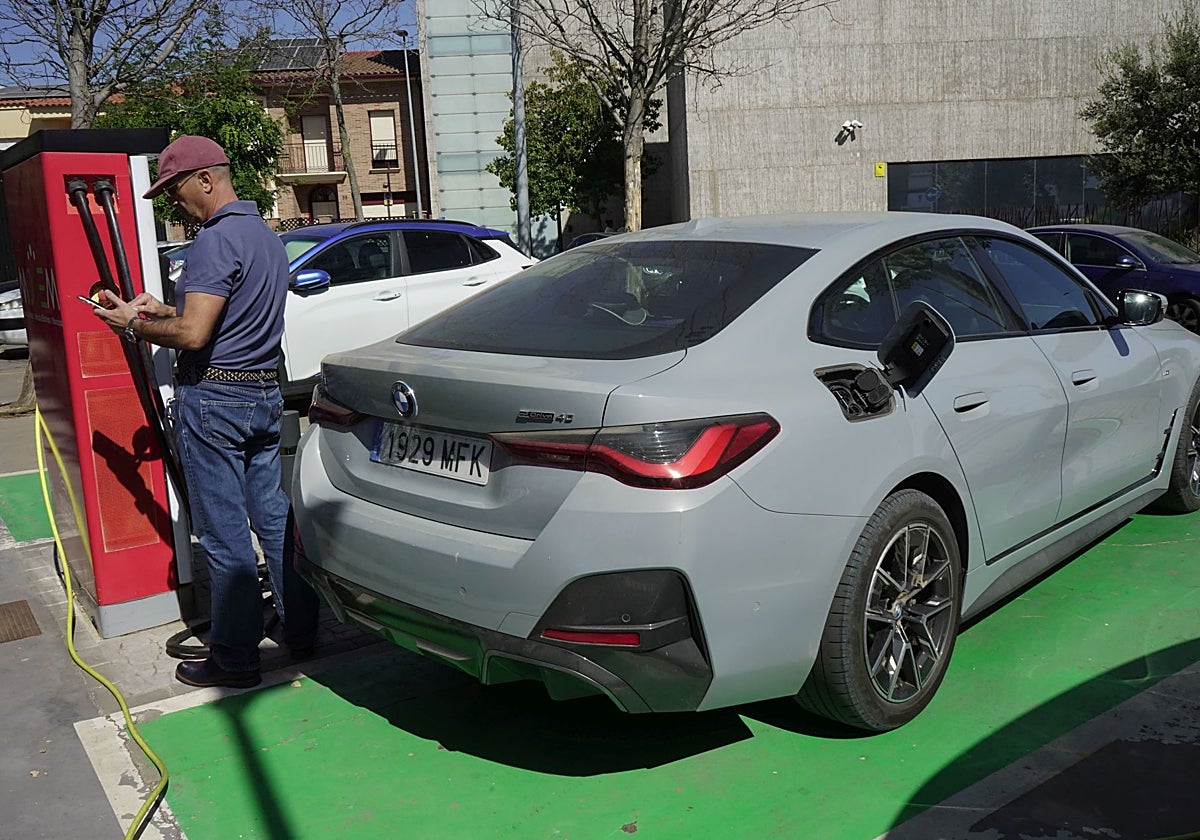 Un hombre recarga su vehículo eléctrico en Badajoz.