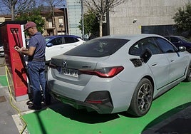 Un hombre recarga su vehículo eléctrico en Badajoz.