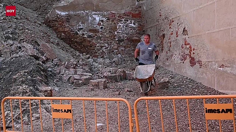 Se desprende parte de la muralla junto a la torre de Espantaperros