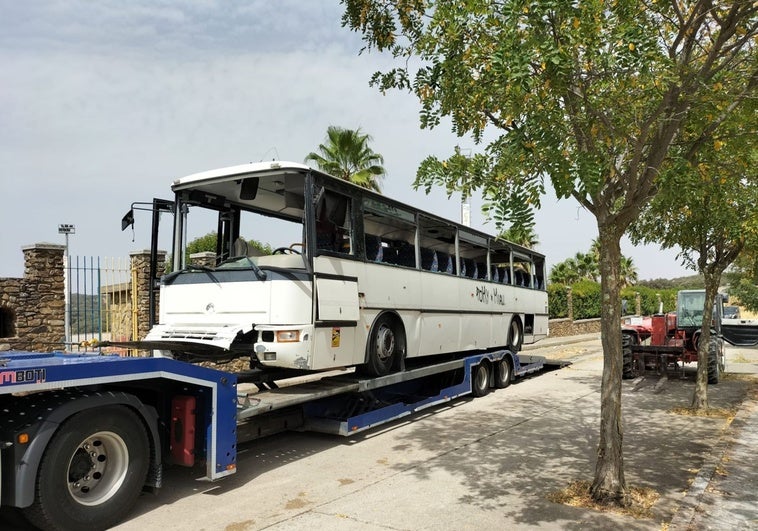 Monesterio consigue retirar un autobús abandonado hace casi un año