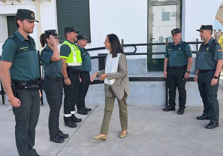 El capitán al frente del incendio de Jarilla explica el momento más tenso a la directora general de la Guardia Civil