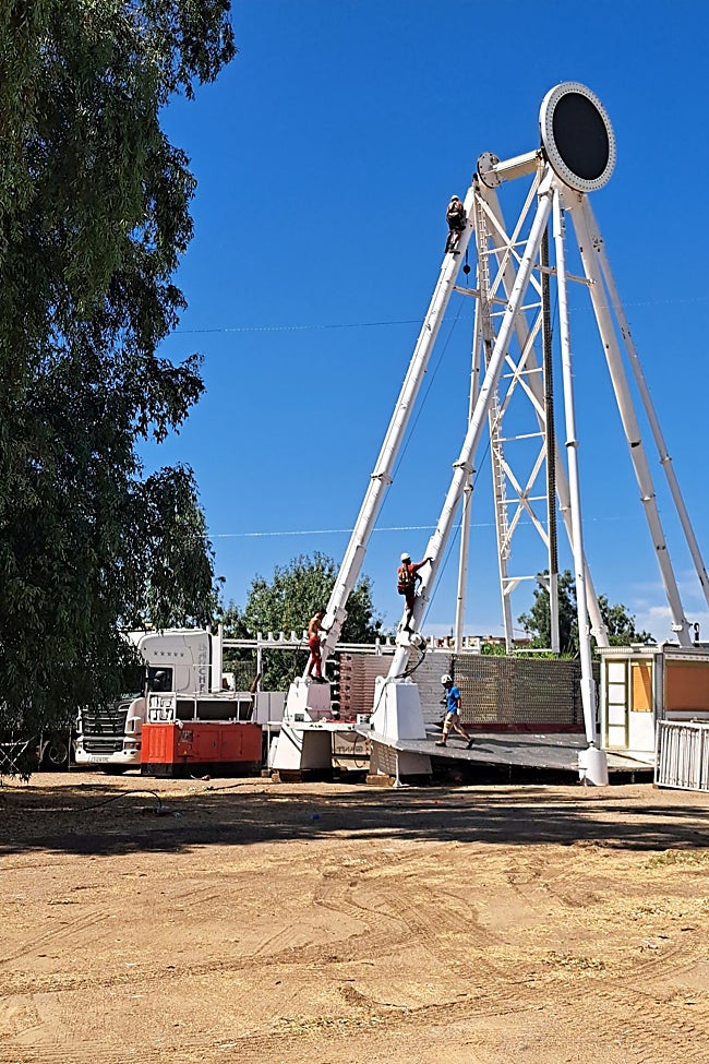 Trabajadores montando una atracción.