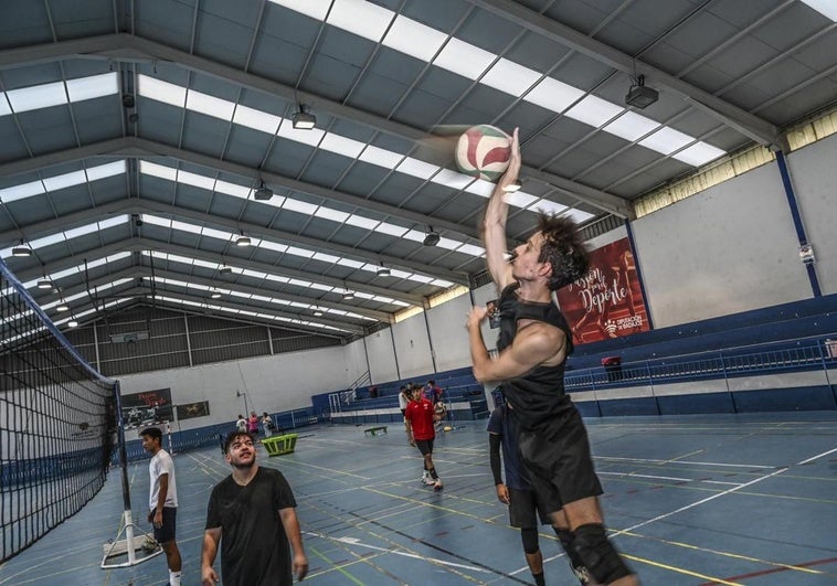 Los jóvenes disfrutan de la última noche deportiva en el pabellón Hernán Cortés
