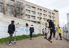 Usuarios del patinete eléctrico, en la plaza Puerto de Béjar de Miralvalle.
