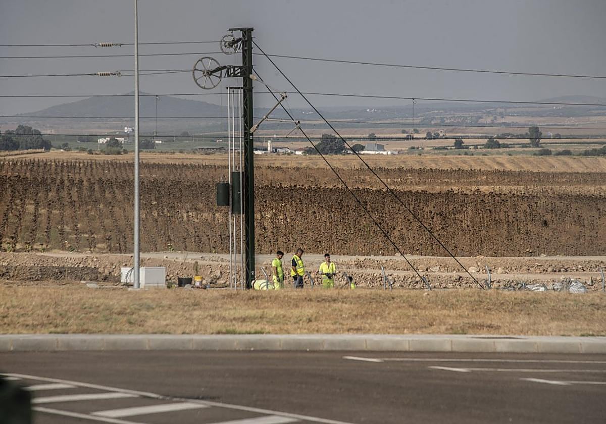 Operarios trabajan en las vías del tren esta semana.