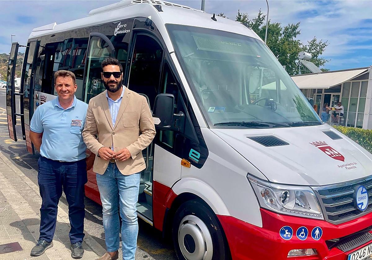 David Dóniga, concejal de Transporte Urbano, con uno de los responsables de la cooperativa.