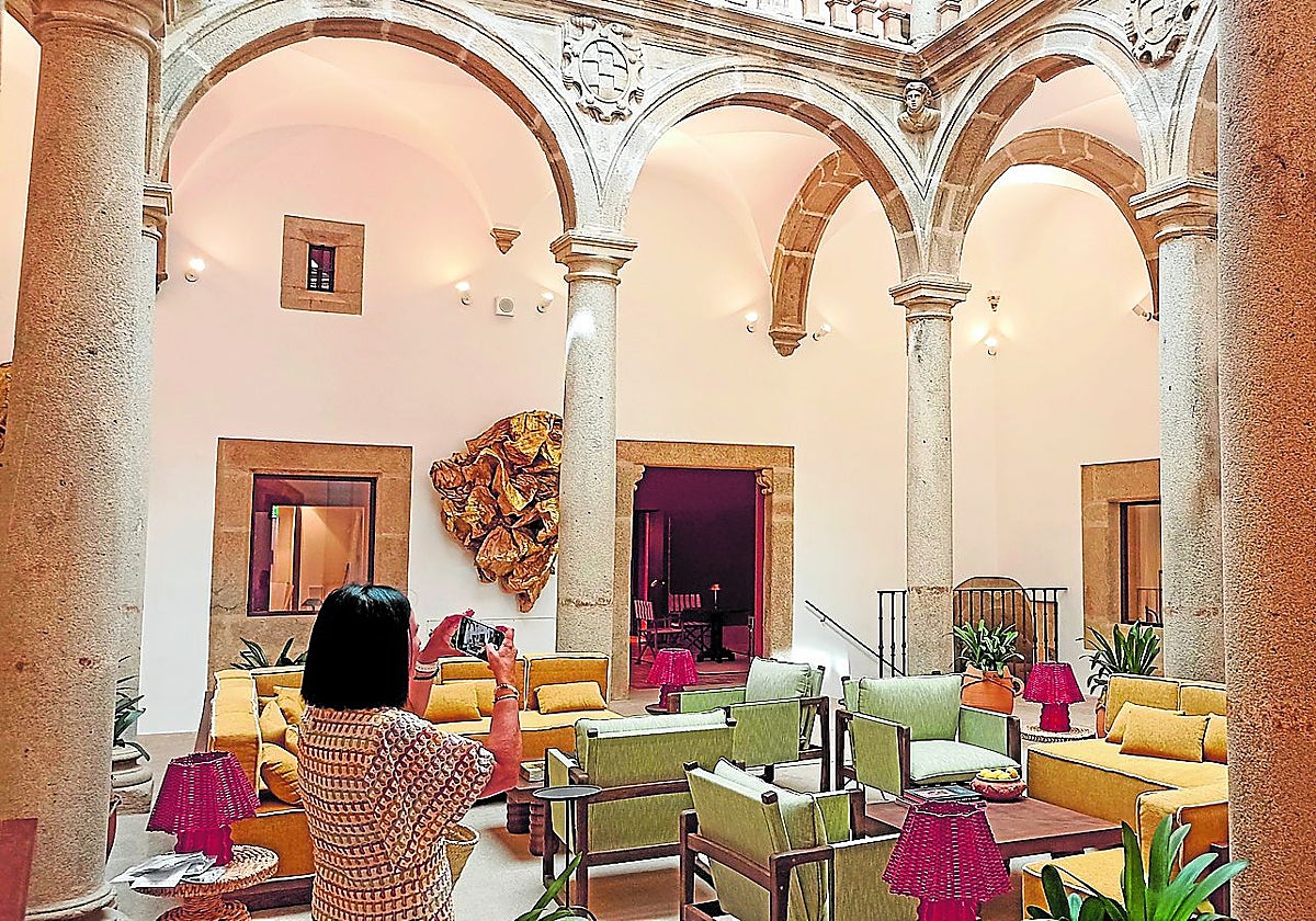 Imagen del patio central del hotel Hilton Palacio de Godoy de Cáceres.