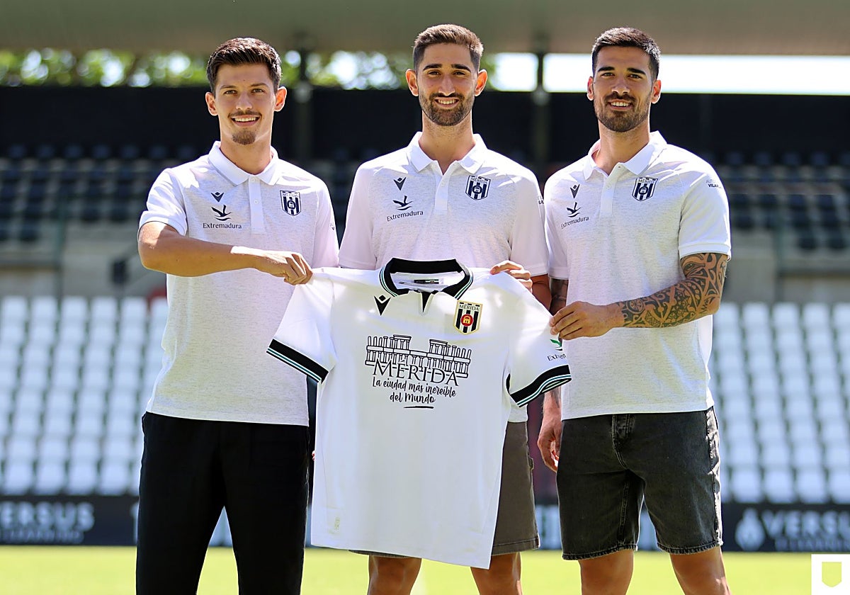 Dibrani, Rodrigo y Cacharrón en su presentación como nuevos romanos.