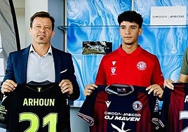 Usama Arhoun (a la derecha), junto a Manuel Mosquera en su presentación.