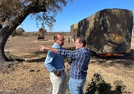 El alcalde de Cáceres, Rafael Mateos, escucha las explicaciones de un ganadero de Valdesalor.