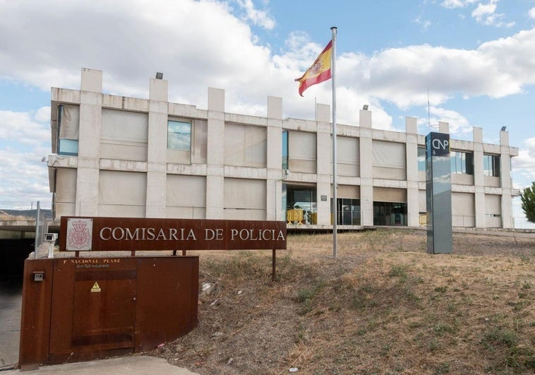 Arrestado por robar baterías de coches apalancando capós en aparcamientos públicos