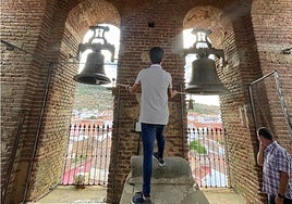 Un chico, en el concurso de campanas 'Manuel Bermejo' del año pasado en Salvatierra.