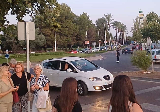 Colas de coches para acceder al mercadillo extraordinario de anoche.